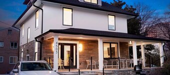 Spacious 7-bedroom,  5 Full bathroom house. Walkers Paradise No car required!