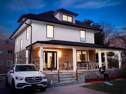 Spacious 7-bedroom,  5 Full bathroom house. Walkers Paradise No car required!