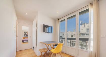 top floor studio between Oberkampf and Canal Saint Martin