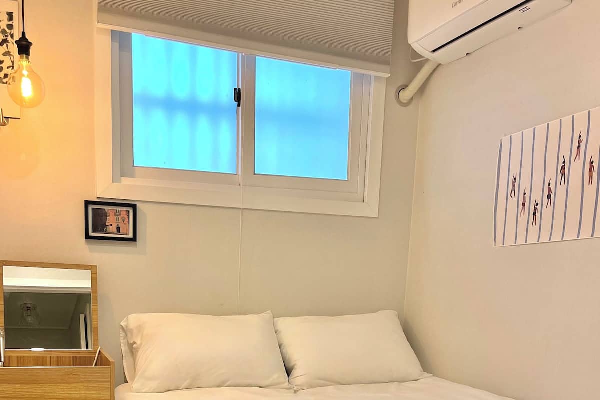 Laptop workspace, free WiFi