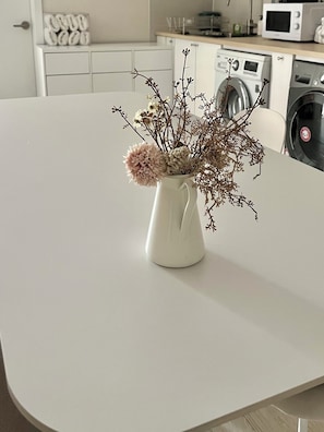 Dobbelt- eller tomannsrom – familie, 1 soverom, ikke-røyk, kjøkken | Spiseområde på rommet