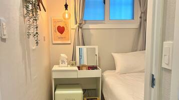 Habitación individual básica, 1 cama individual grande, no fumadores, baño privado | Espacio para trabajar con un portátil y wifi gratis