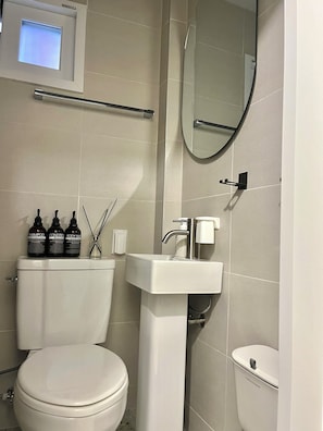 Enkeltrom – basic, 1 lang enkeltseng, ikke-røyk, privat bad | Bad | Dusj, hårføner, tøfler og håndklær