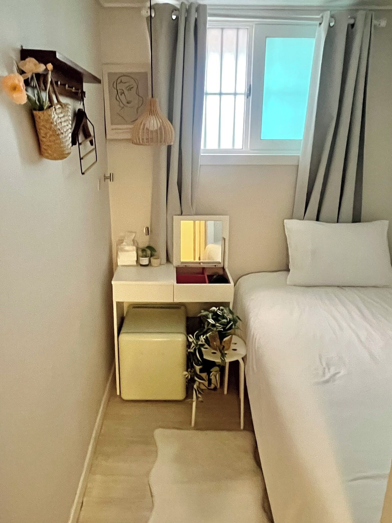 Basic Single Room, 1 Large Twin Bed, Non Smoking, Private Bathroom | Laptop workspace, free WiFi