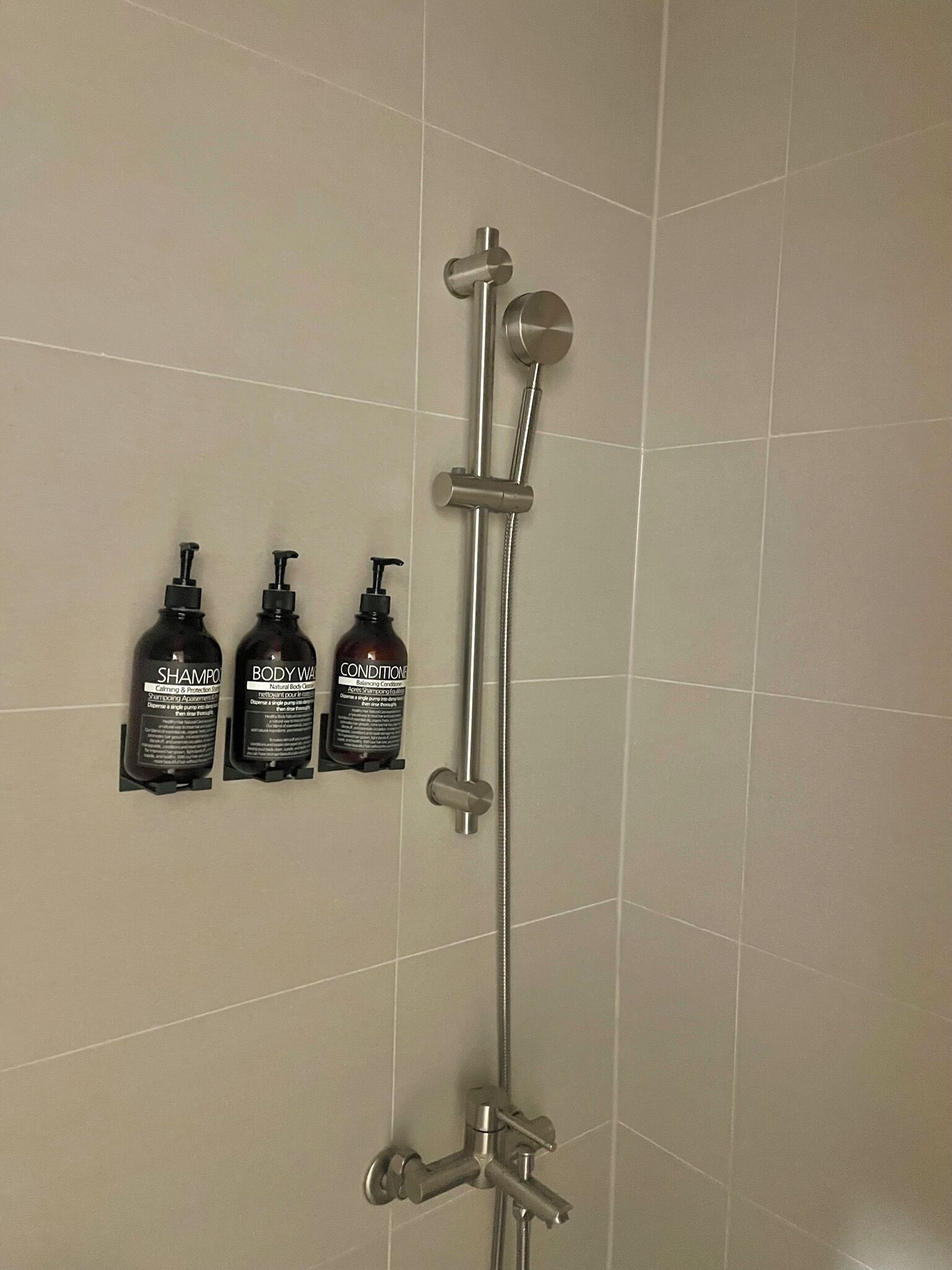 Ducha, secador de pelo, pantuflas, toallas