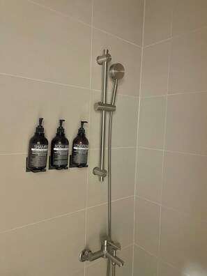 Basic Single Room, 1 Large Twin Bed, Non Smoking, Private Bathroom | Phòng tắm | Buồng tắm vòi sen, máy sấy tóc, dép đi trong nhà, khăn tắm 