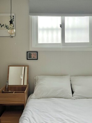 Basic Single Room, 1 Double Bed, Non Smoking, Private Bathroom | Skrivebord, skrivebord for bærbar PC og wi-fi (inkludert)