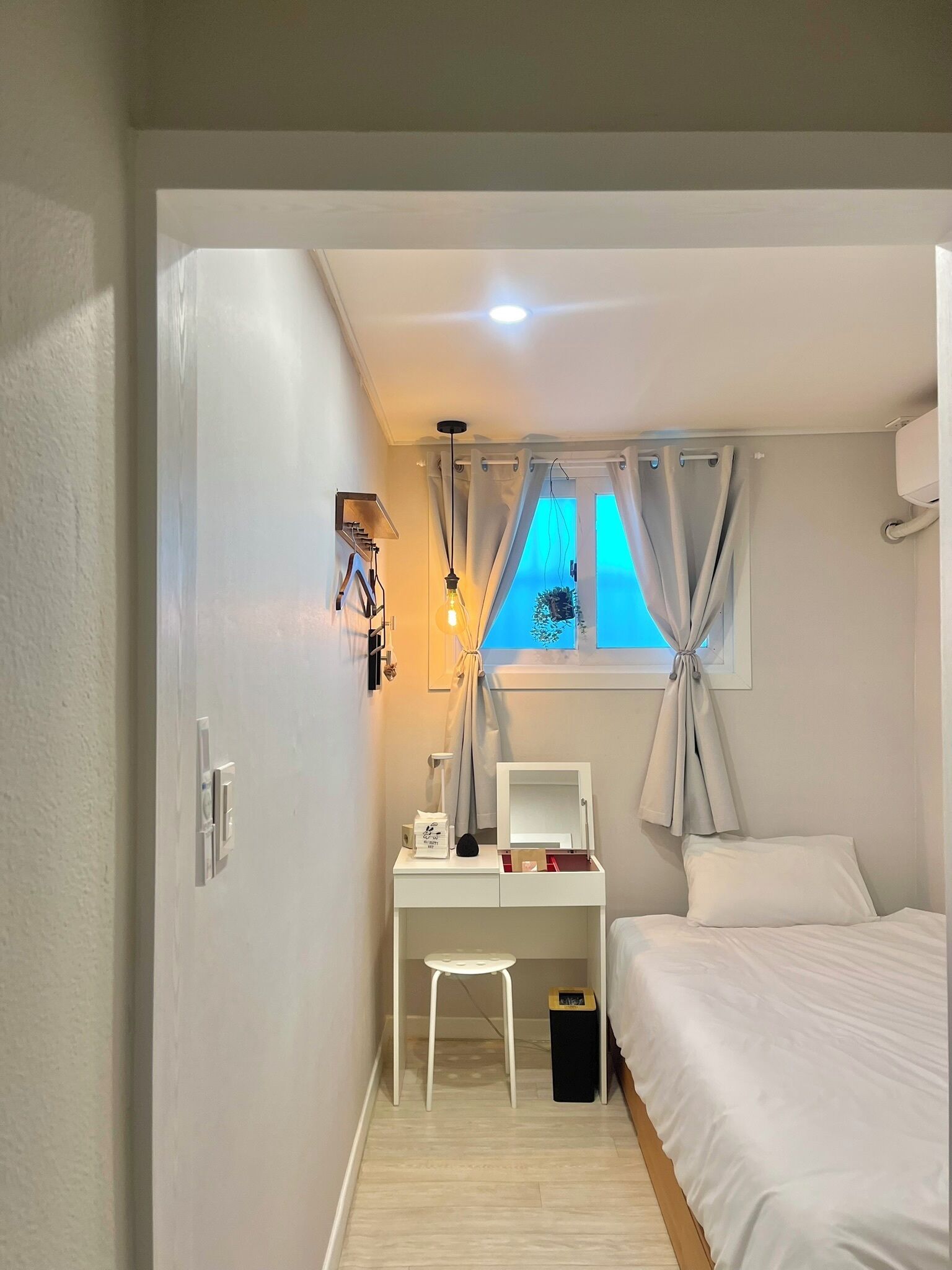 Basic Single Room, 1 Large Twin Bed, Non Smoking, Private Bathroom | Laptop workspace, free WiFi