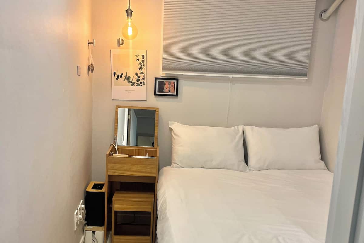 Quarto solteiro básico, 1 cama de casal, para não fumantes, banheiro privativo | Espaço de trabalho para notebook, Wi-Fi de cortesia