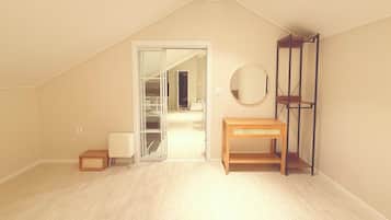 Family Double or Twin Room, 1 Bedroom, Non Smoking, Kitchen | Laptop workspace, free WiFi