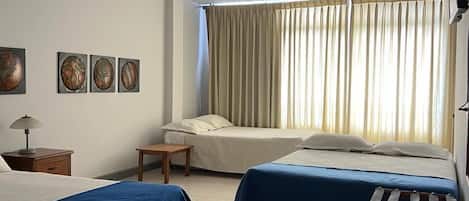Familie driepersoonskamer, uitzicht op bergen | Luxe beddengoed, donzen dekbedden, gratis wifi