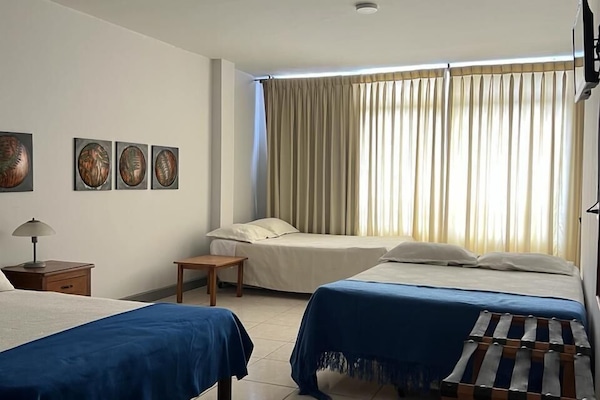 Ropa de cama de alta calidad, cubrecamas y wifi gratis