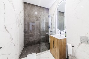 Junior Apartment | Bathroom | Separate tub and shower, free toiletries, hair dryer, slippers - CAVAR APARTHOTEL (Bucharest)