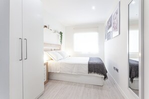 2 habitaciones, tabla de planchar con plancha, wifi y ropa de cama