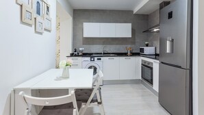 Mikrobølgeovn, ovn, kokeplater og kjøkkenutstyr
