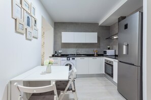 Microwave, oven, stovetop, cookware/dishes/utensils - Vacation apartment in Alicante La casa Azul. 5 minutes from the beach! (Alicante (Alacant))