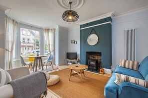 TV, fireplace