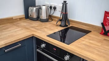 Fridge, oven, stovetop, cookware/dishes/utensils
