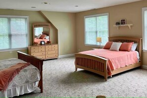 4 bedrooms, desk, iron/ironing board, free WiFi - Beautiful Kent Island Getaway with Pool (Stevensville)