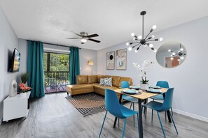Oasis 201 | บริเวณนั่งเล่น | สมาร์ททีวี 50 นิ้ว พร้อมช่องดิจิตอล, Netflix, Hulu