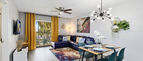 Oasis 219 | 起居區 | 50-吋智慧型電視、數位頻道、Netflix、Hulu