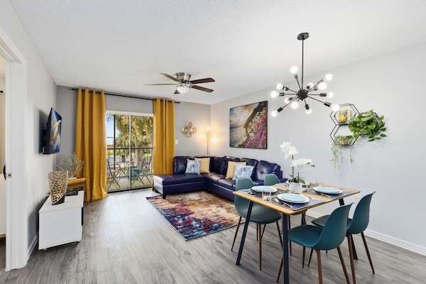 Oasis 219 | Living area | 50-inch Smart TV with digital channels, Netflix, Hulu