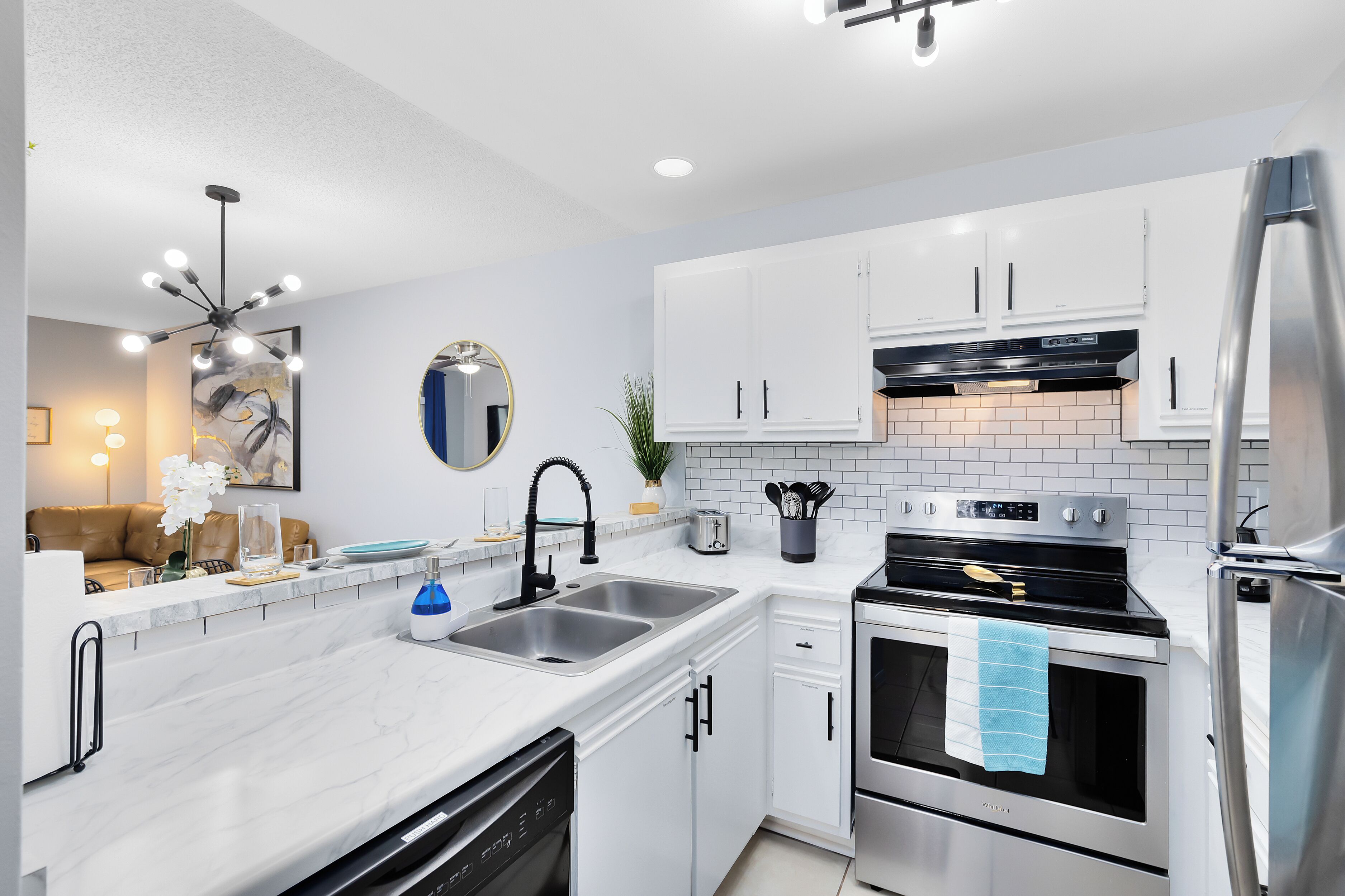 Oasis 304 | Private kitchen | Full-sized fridge, microwave, oven, stovetop