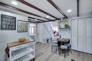 Interior - Lakeside villa, Hot Tub , king size bed (Pocono Lakes)
