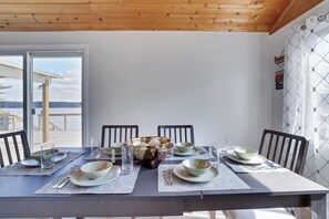 Dining - Lakeside villa, Hot Tub , king size bed (Pocono Lakes)