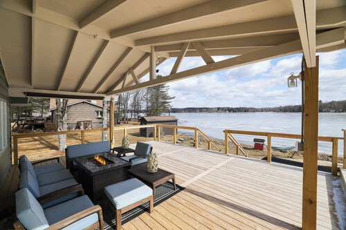 Lakeside villa, Hot Tub , king size bed