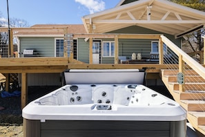 Terrace/patio - Lakeside villa, Hot Tub , king size bed (Pocono Lakes)