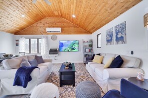 スマートテレビ、暖炉、書庫