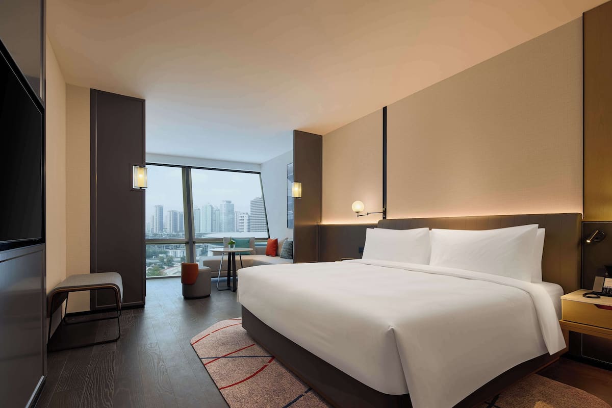 Deluxe Room | Premium bedding, minibar, in-room safe, blackout drapes