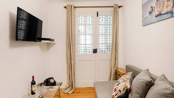 Leilighet – basic, 1 soverom | Oppholdsområde | En 32-tommers TV med kabel-kanaler