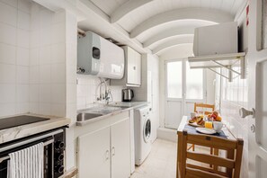 Private kitchen - Chiado Cozy Loft (Lisbon)