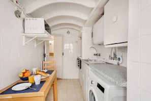 Basic Apartment, 1 Bedroom | Private kitchen - Chiado Cozy Loft (Lisbon)
