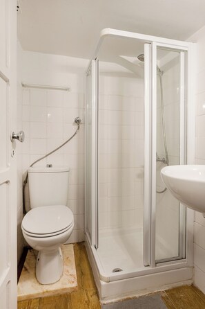 Basic Apartment, 1 Bedroom | Bathroom