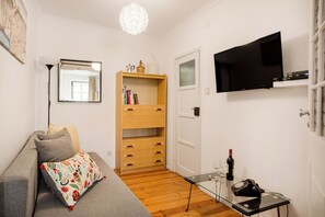 Basic-Apartment, 1 Schlafzimmer | Wohnbereich | 32-Zoll-Fernseher mit Kabelempfang
