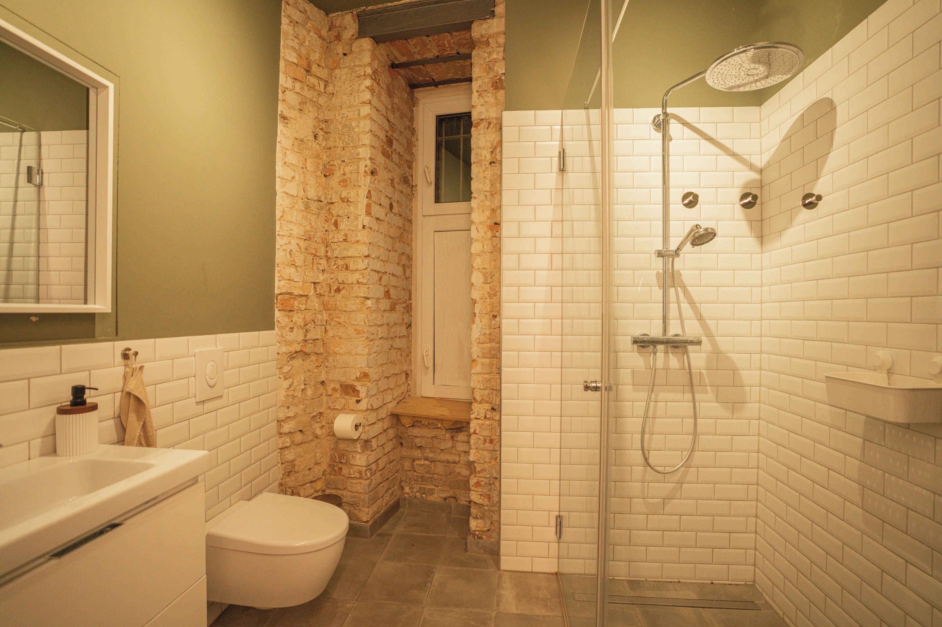 Dusj, hårføner, håndklær og såpe