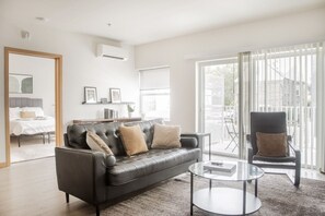 Smart TV, books, stereo