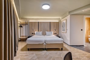 Superior-Doppelzimmer | Zimmersafe, Schreibtisch, laptopgeeigneter Arbeitsplatz