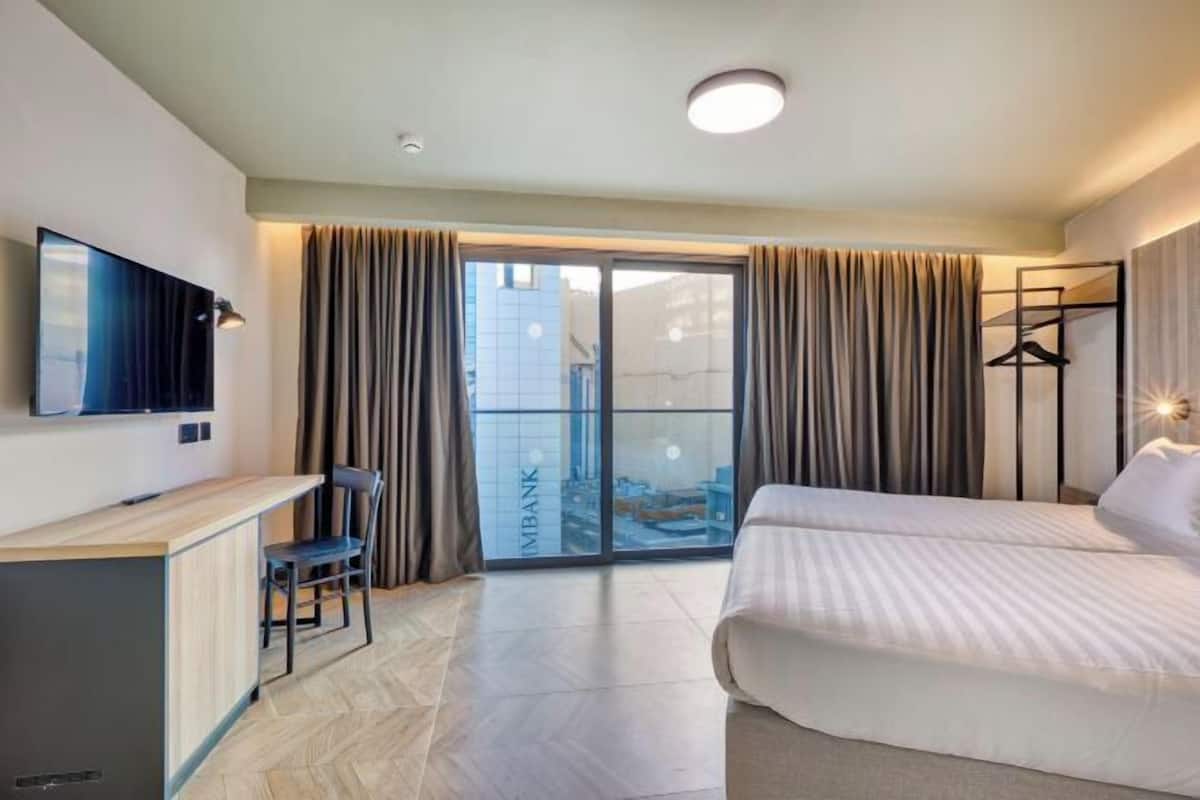 In-room safe, desk, laptop workspace, free WiFi