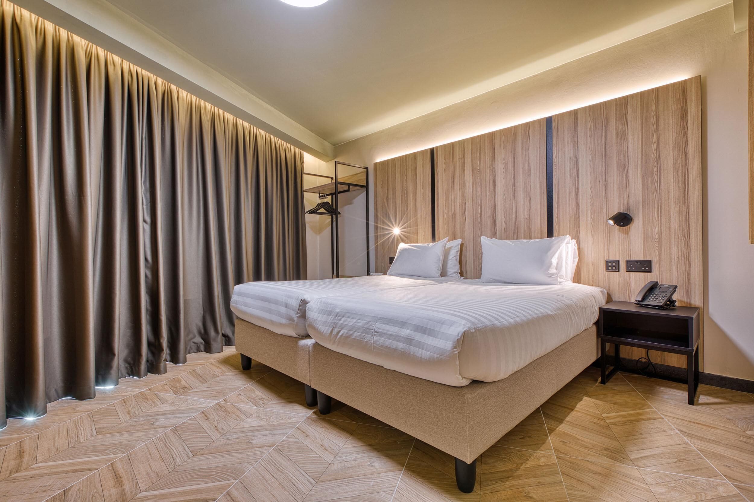 Superior tweepersoonskamer | Een kluis op de kamer, een bureau, een laptopwerkplek, gratis wifi