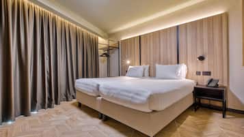 Superior tweepersoonskamer | Een kluis op de kamer, een bureau, een laptopwerkplek, gratis wifi