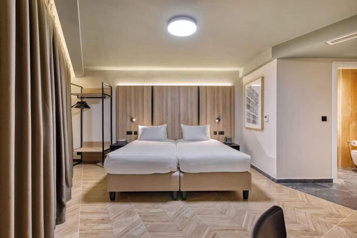 Cassaforte in camera, una scrivania, postazione laptop, Wi-Fi gratuito