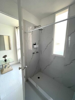 Secadora de cabello, toallas, jabón, papel de baño 