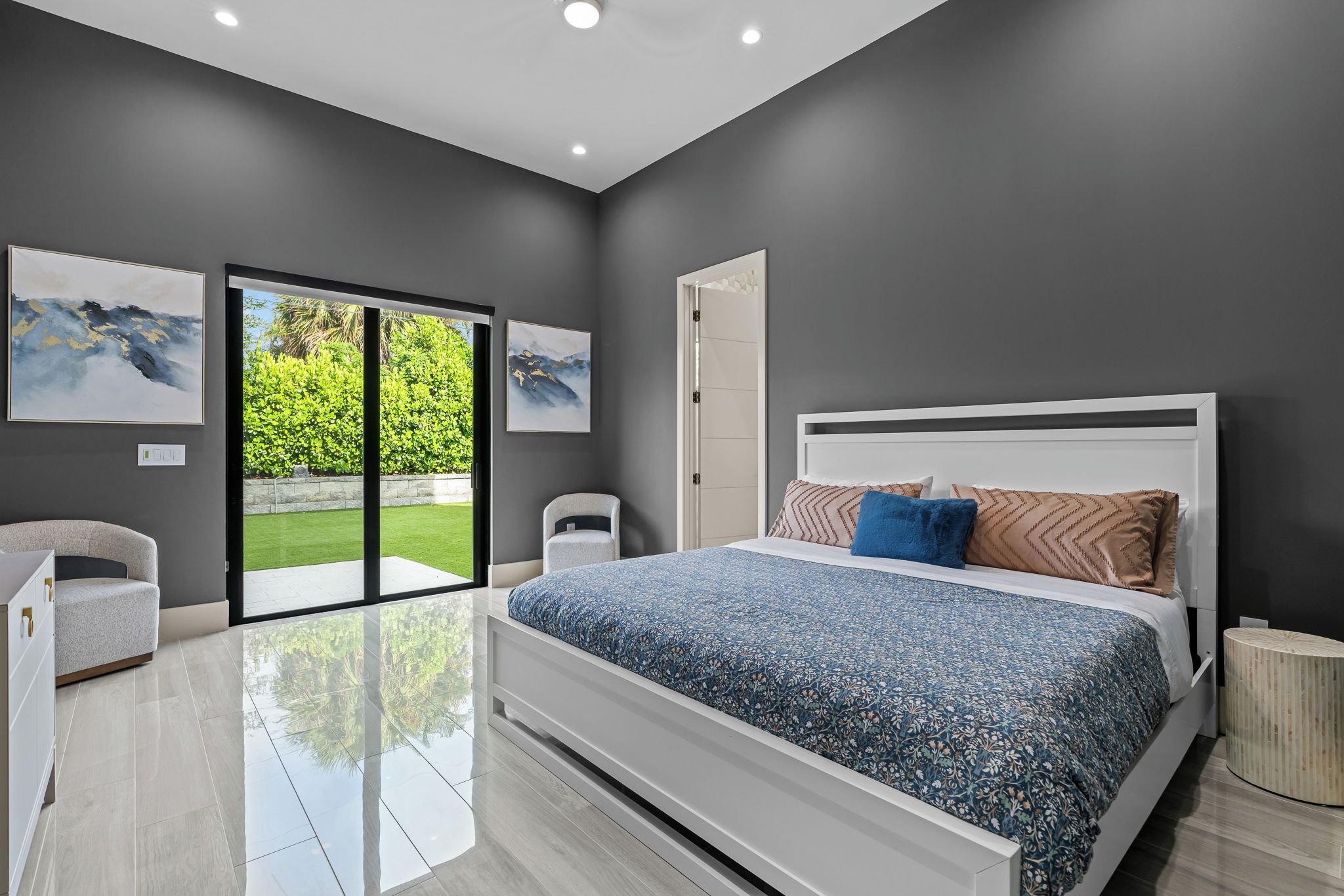 6 bedrooms, desk, WiFi (free), bed sheets