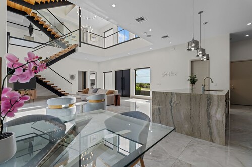 SOL HAUS! LUXE NEW 6 BDRM BEACH HOUSE W/ STUNNING VIEWS/POOL/SPA/PUTTING GRN/GYM