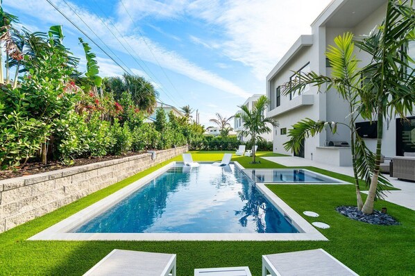 Alberca al aire libre y alberca climatizada