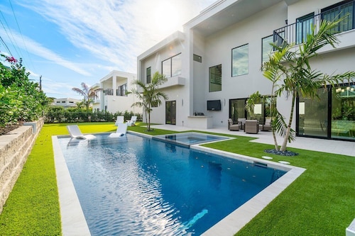 SOL HAUS! LUXE NEW 6 BDRM BEACH HOUSE W/ STUNNING VIEWS/POOL/SPA/PUTTING GRN/GYM